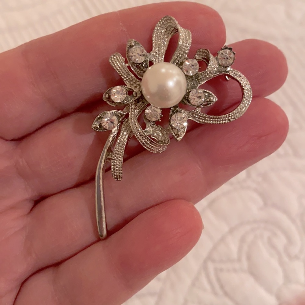 Vintage Pearl and Rhinestone Brooch💎
